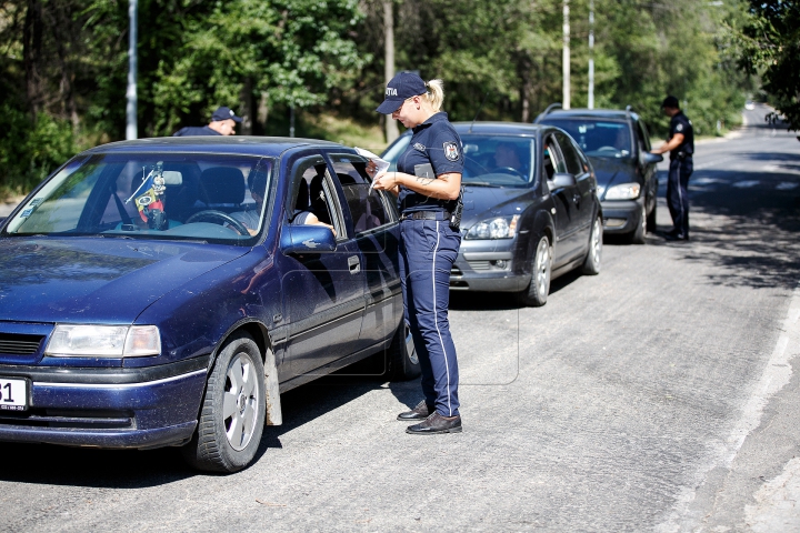 Zeci de şoferi cu maşini cu numere străine au fost TRAŞI PE DREAPTA de poliţişti (FOTO)