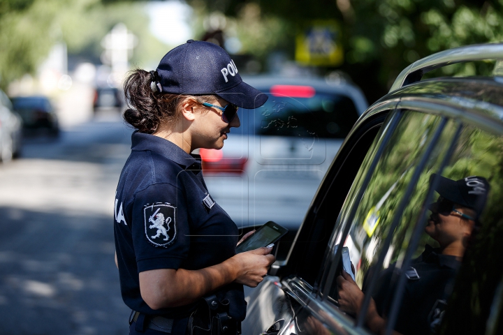 Zeci de şoferi cu maşini cu numere străine au fost TRAŞI PE DREAPTA de poliţişti (FOTO)