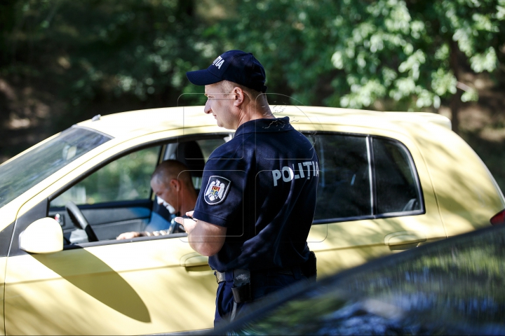 Zeci de şoferi cu maşini cu numere străine au fost TRAŞI PE DREAPTA de poliţişti (FOTO)