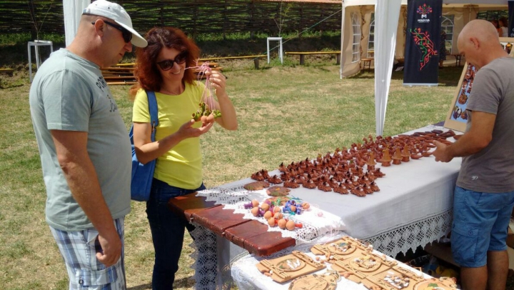 Cei mai talentaţi meşteri populari din ţară s-au adunat la festivalul olarilor de la Hogineşti