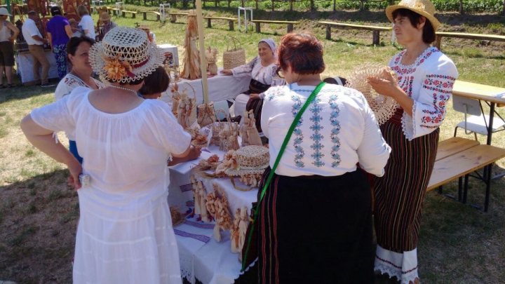 Cei mai talentaţi meşteri populari din ţară s-au adunat la festivalul olarilor de la Hogineşti