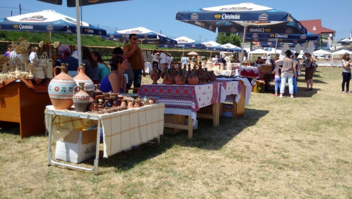 Cei mai talentaţi meşteri populari din ţară s-au adunat la festivalul olarilor de la Hogineşti