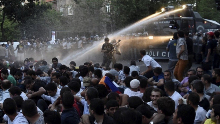 Protestele în Armenia continuă. Patru poliţişti sunt ţinuţi ostatici de aproape o lună