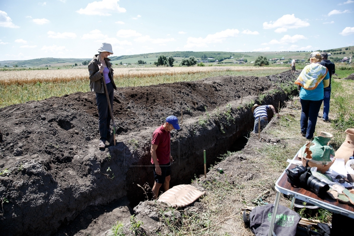 DESCOPERIRE ISTORICĂ la Costești! Comoara arheologică găsită de un bărbat care săpa un șanț (FOTO)