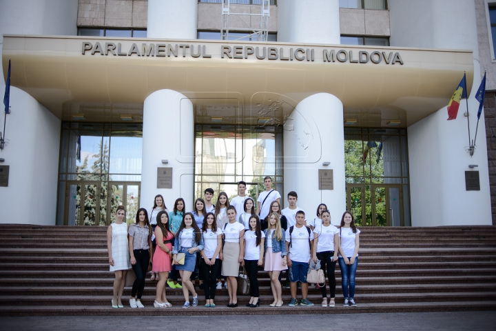 Tineri cu vise mari! Adolescenţii din Hânceşti au absolvit cu succes Şcoala Ambasadorilor "Edelweiss"