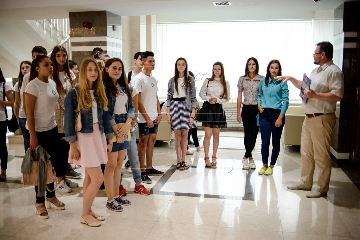 Tineri cu vise mari! Adolescenţii din Hânceşti au absolvit cu succes Şcoala Ambasadorilor "Edelweiss"