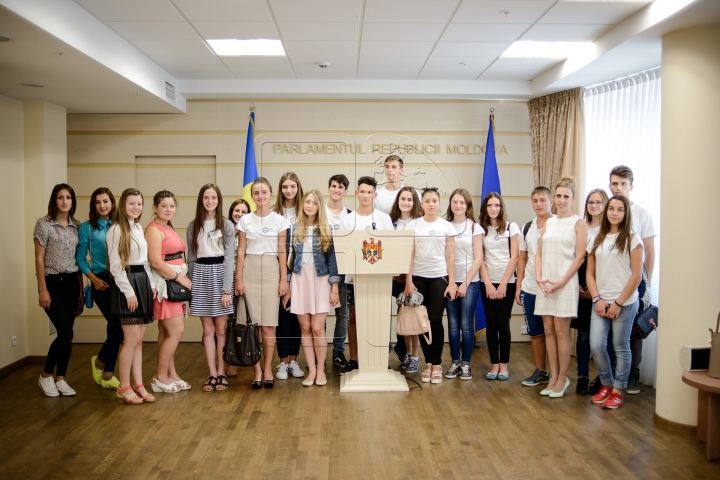 Tineri cu vise mari! Adolescenţii din Hânceşti au absolvit cu succes Şcoala Ambasadorilor "Edelweiss"