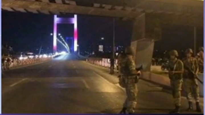 LOVITURĂ DE STAT ÎN TURCIA. Armata a blocat podurile de pe Bosfor și anunță că A PRELUAT PUTEREA. SOLDAȚII TRAG ÎN MULȚIME