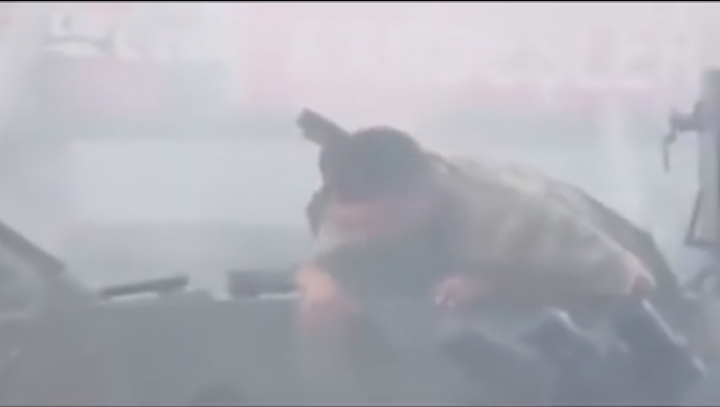 Un tânăr soldat turc, SALVAT ÎN ULTIMA CLIPĂ de furia mulţimii (VIDEO)