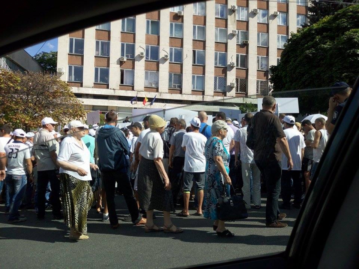 PROTEST la Judecătoria Buiucani! Mandatul de arest a lui Ilan Şor, PRELUNGIT cu 30 de zile (VIDEO)