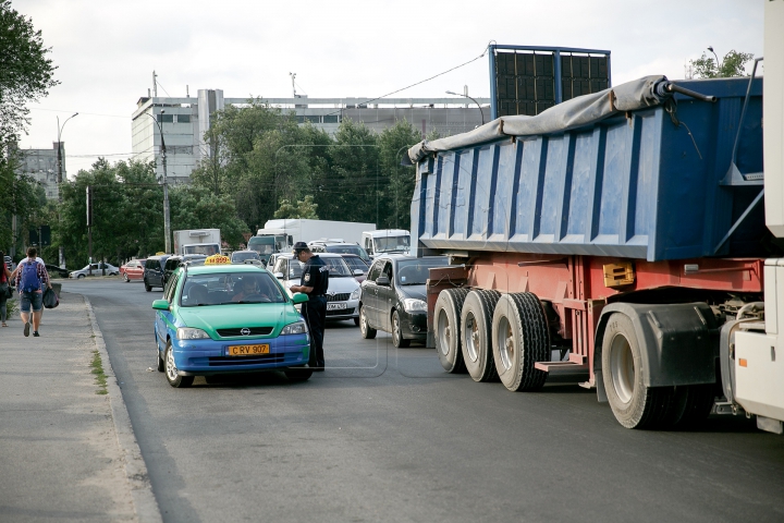 Operațiune specială! Zeci de taximetriști au rămas fără plăcuţele de înmatriculare (FOTOREPORT)