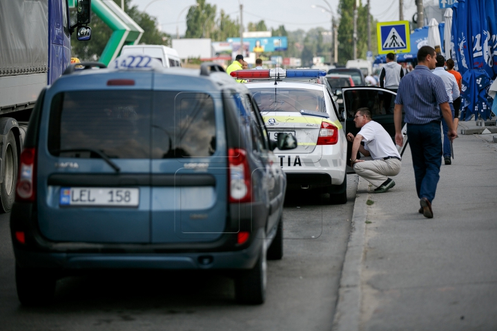 Operațiune specială! Zeci de taximetriști au rămas fără plăcuţele de înmatriculare (FOTOREPORT)