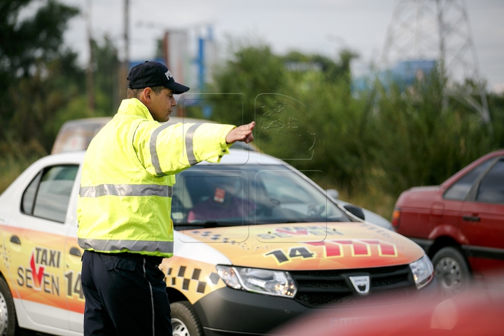 Operațiune specială! Zeci de taximetriști au rămas fără plăcuţele de înmatriculare (FOTOREPORT)