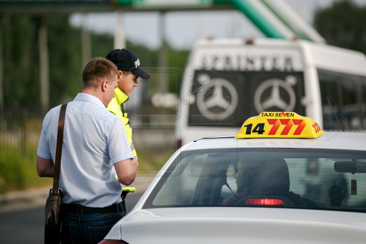 Operațiune specială! Zeci de taximetriști au rămas fără plăcuţele de înmatriculare (FOTOREPORT)