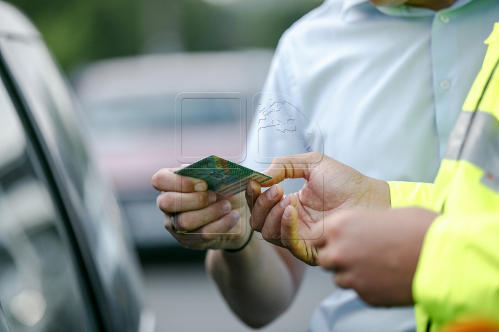 Operațiune specială! Zeci de taximetriști au rămas fără plăcuţele de înmatriculare (FOTOREPORT)