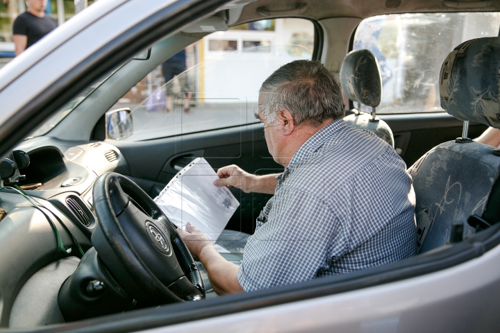 Operațiune specială! Zeci de taximetriști au rămas fără plăcuţele de înmatriculare (FOTOREPORT)