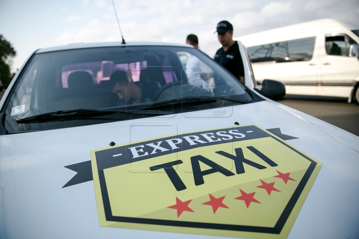 Operațiune specială! Zeci de taximetriști au rămas fără plăcuţele de înmatriculare (FOTOREPORT)