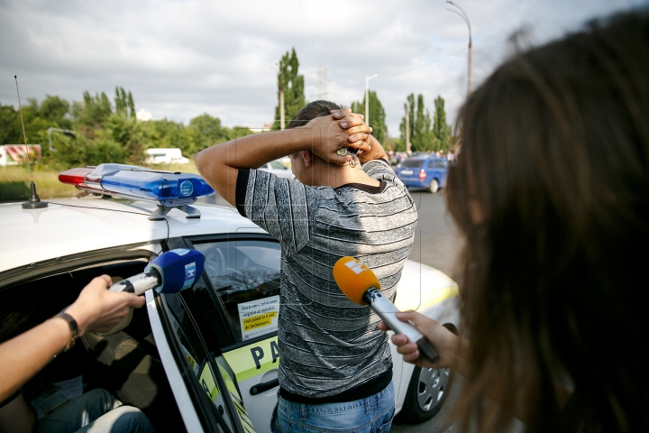 Operațiune specială! Zeci de taximetriști au rămas fără plăcuţele de înmatriculare (FOTOREPORT)