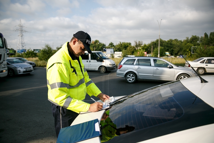 Operațiune specială! Zeci de taximetriști au rămas fără plăcuţele de înmatriculare (FOTOREPORT)