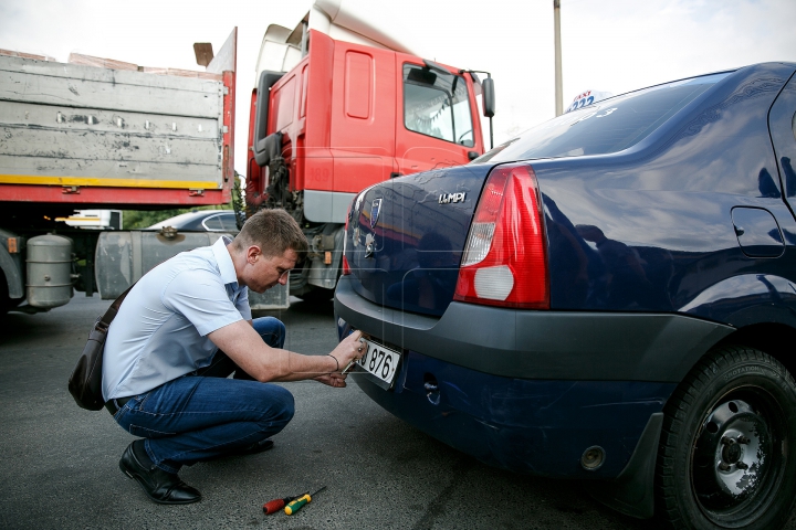 Operațiune specială! Zeci de taximetriști au rămas fără plăcuţele de înmatriculare (FOTOREPORT)