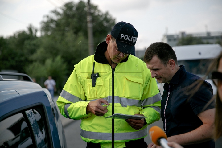 Operațiune specială! Zeci de taximetriști au rămas fără plăcuţele de înmatriculare (FOTOREPORT)