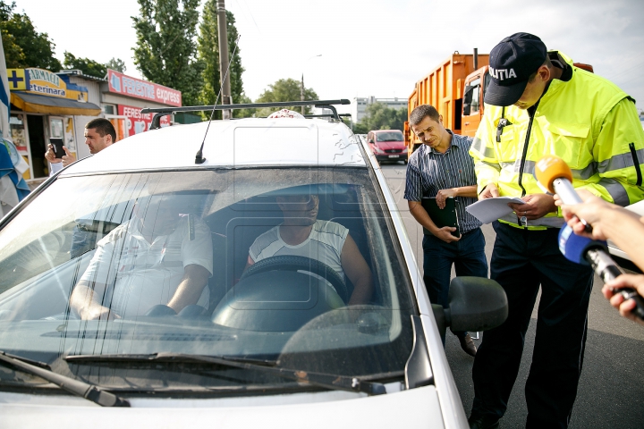Operațiune specială! Zeci de taximetriști au rămas fără plăcuţele de înmatriculare (FOTOREPORT)
