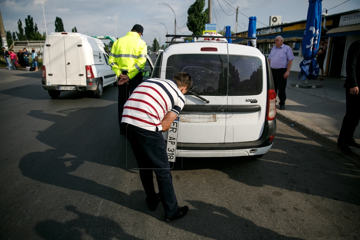 Operațiune specială! Zeci de taximetriști au rămas fără plăcuţele de înmatriculare (FOTOREPORT)