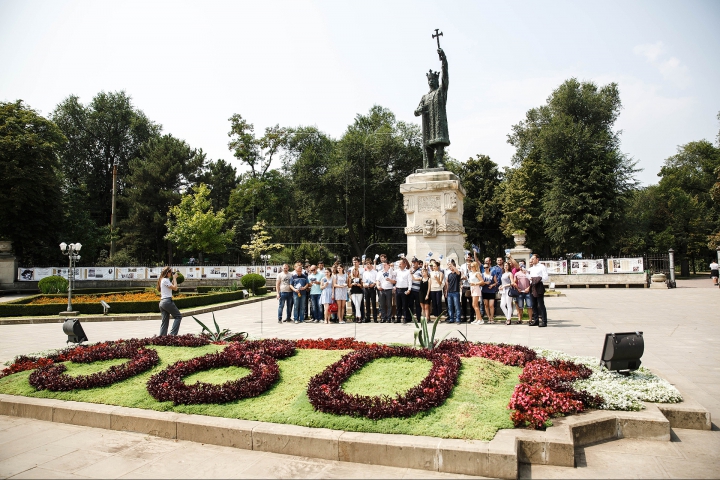Moldovenii, felicitaţi de tinerii din PDM de "Ziua Constituției" (FOTOREPORT)