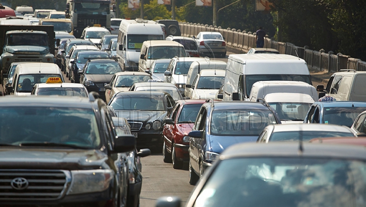 ATENŢIE, ŞOFERI! Pe unele străzi din Capitală se circulă cu dificultate, iar altele sunt blocate (FOTO)