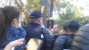 ÎŞI BAT JOC DE ZIUA NAŢIONALĂ ŞI DE MOLDOVENI! Zeci de protestatari au murdărit simbolurile naţionale