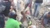 IMAGINI DRAMATICE! O copilă de 10 ani, scoasă de sub dărâmături de echipaje de salvare după 17 ore (VIDEO)