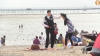 Experiment social controversat: Un polițist i-a cerut unei femei să nu mai poarte burkini (VIDEO)