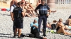 Poliţiştii francezi AU OBLIGAT o femeie musulmană să se dezbrace de burkini, pe o plajă din Nisa 