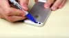 A pus bandă adezivă pe telefonul mobil şi a colorat-o. Ce a văzut când l-a aprins este dezgustător (VIDEO)