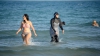 Un om de afaceri a plătit amenzile unor femei musulmane, care purtau burkini pe plajele din Cannes