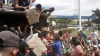 FOAME în Venezuela: Momentul când oamenii furioşi jefuiesc un camion cu făină (VIDEO)