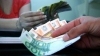 Moldovenii care lucrează peste hotare trimit tot mai puţini bani acasă