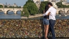 Lacătele dragostei vor fi scoase de pe podurile din Paris. MOTIVUL pentru care a fost luată decizia