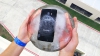 EXPERIMENT INEDIT! Au băgat un Galaxy Note 7 într-un cub de gheață și l-au dat de pământ (VIDEO)
