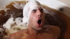 NEBUNIE CURATĂ! Un tânăr face baie într-o cadă umplută cu peste 200 litri de bere (VIDEO)