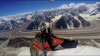 Îţi taie respiraţia! Un francez a zburat cu parapanta deasupra unui masiv din Himalaya (VIDEO)