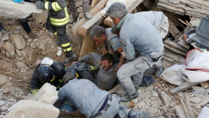 Cutremurul din Italia: Sute de oameni sunt căutaţi cu disperare printre dărâmături (VIDEO)