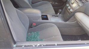 ATENŢIE, FURT DIN AUTOMOBILE! Doi tineri, REŢINUŢI în timp ce spărgeau geamurile de la maşini (FOTO)