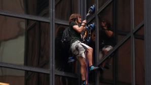 Nebunie curată! A escaladat fațada de sticlă a Turnului Trump doar cu ventuze (VIDEO)