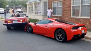 O şoferiţă, aflată la volanul unui Mercedes, şi-a parcat maşina pe capota unui Ferrari 458 Speciale (VIDEO)