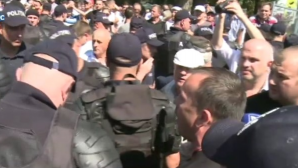 Organizatorii, indignaţi de haosul creat de protestatari: Au fost înjuraţi şi umiliţi artiştii