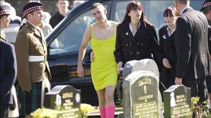 PÂNĂ LA LACRIMI! MOTIVUL pentru care un tânăr a venit îmbrăcat într-o rochie la o înmormântare