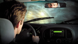 APARIŢIE DE COŞMAR! Ce a păţit un şofer în timp ce conducea liniştit pe şosea (VIDEO TERIFIANT)