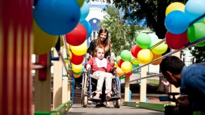 Premieră în Moldova! În Chișinău a fost deschis un teren de joacă destinat copiilor cu dizabilităţi 