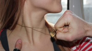 Nu i-a mers! Ce a păţit un tânăr după ce a furat un lănţişor de aur (VIDEO)